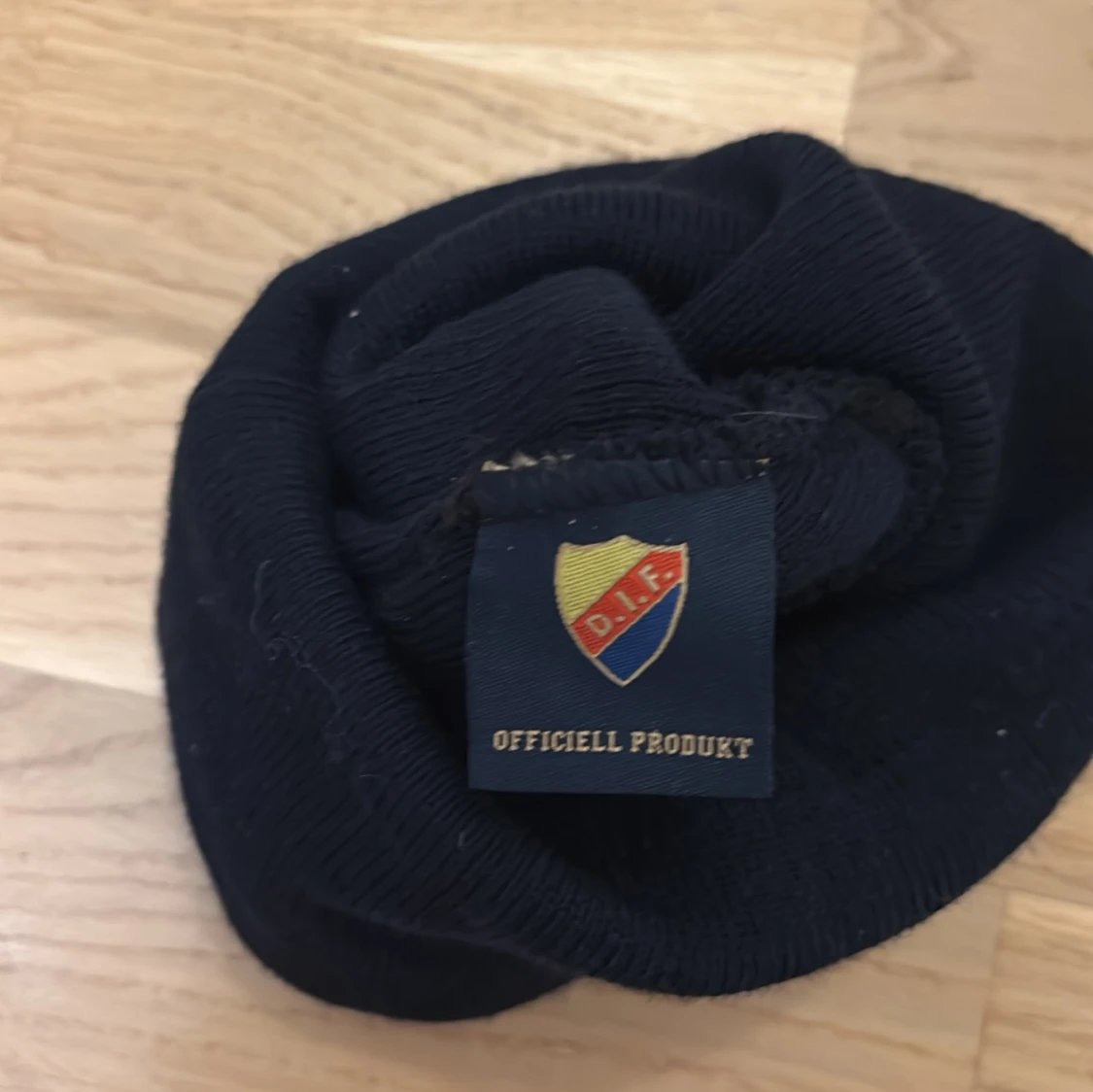 Svart DIF mössa med broderad logga - 2