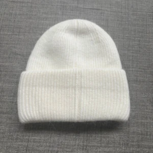 Vit Kashmir mössa - En stilren vit kashmir mössa. Perfekt för kalla dagar och enkel att matcha med olika outfits. Mjuk och skön passform som håller dig varm hela vintern. Helt ny 