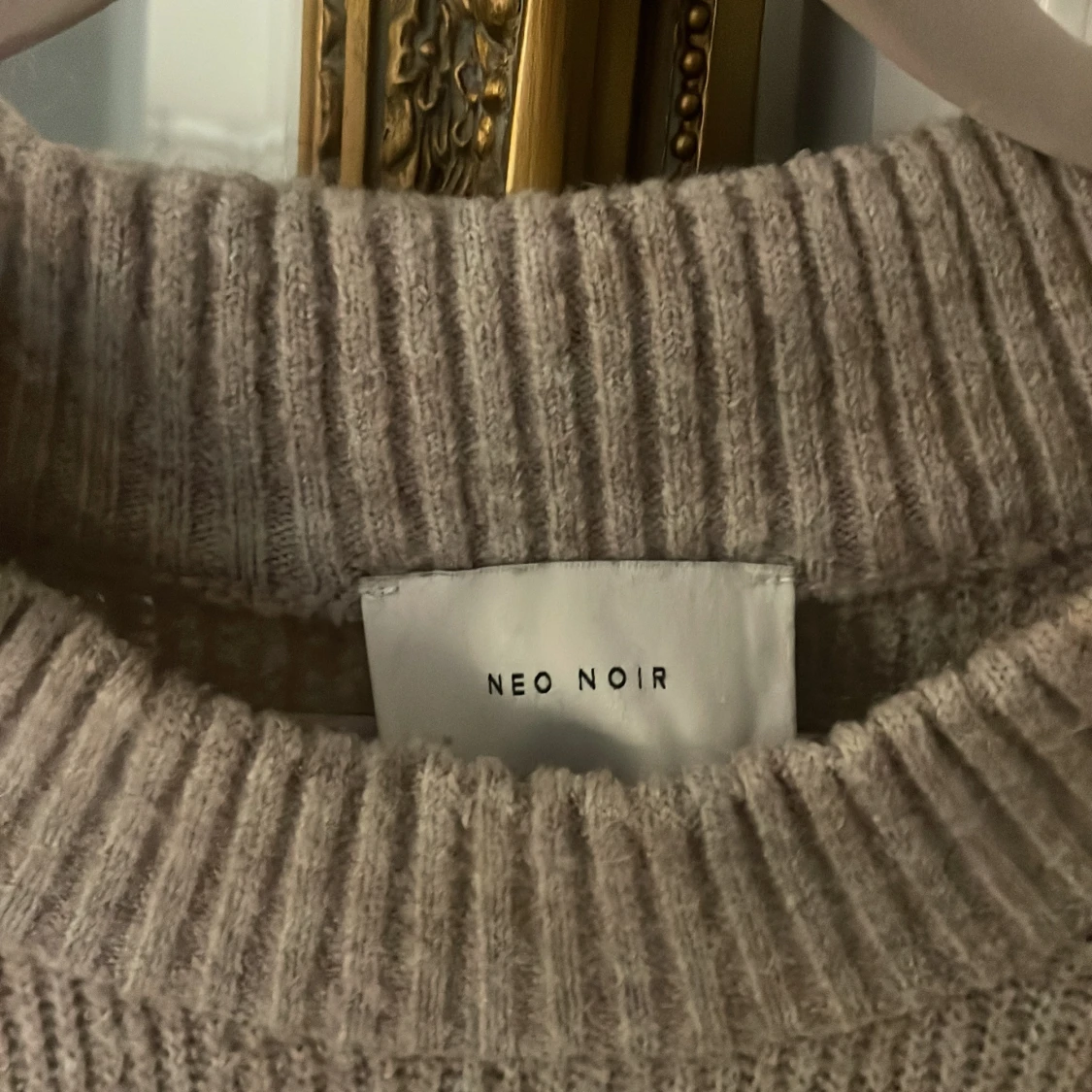 Beige stickad väst från Neo Noir - 2