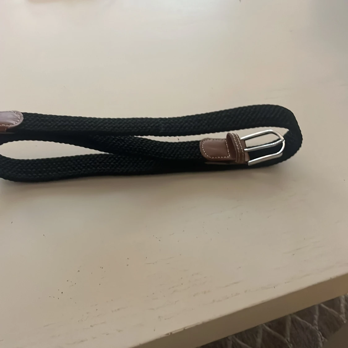 Svart flätat bälte med skinn-detaljer - 2