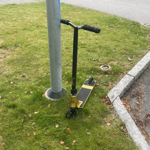 NKD Headbug Kickbike - Snygg och robust NKD Headbug sparkcykel i svart och guld. Utrustad med slitstarka hjul och halkskyddad platta. Passar perfekt för tricks och daglig användning. Mindre repor finns på framgaffeln, annars i gott skick.