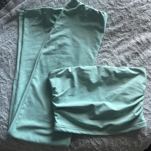 Mintgrön bandeau och maxi kjol set - Snygg mintgrön set bandeau-topp och matchande maxi kjol. Enkel och stilren design utan mönster, perfekt för strandhäng. Mjuk och stretchig känsla för en bekväm passform.