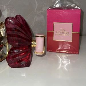 La Bomba Eau de Parfum 80ml - La Bomba från Carolina Herrera kommer i en unik, färgstark flaska och innehåller 80 ml Eau de Parfum. Perfekt för dig som vill sticka ut och addera en touch av lyx till din samling. Räknas som helt ny då den endast är testad. Flaskan är superfin och parfymen luktar jättegott – perfekt för dig som gillar starka dofter. Jag säljer den eftersom den inte riktigt är i min smak och doften är lite för stark för mig. Skickas med originalförpackning. 