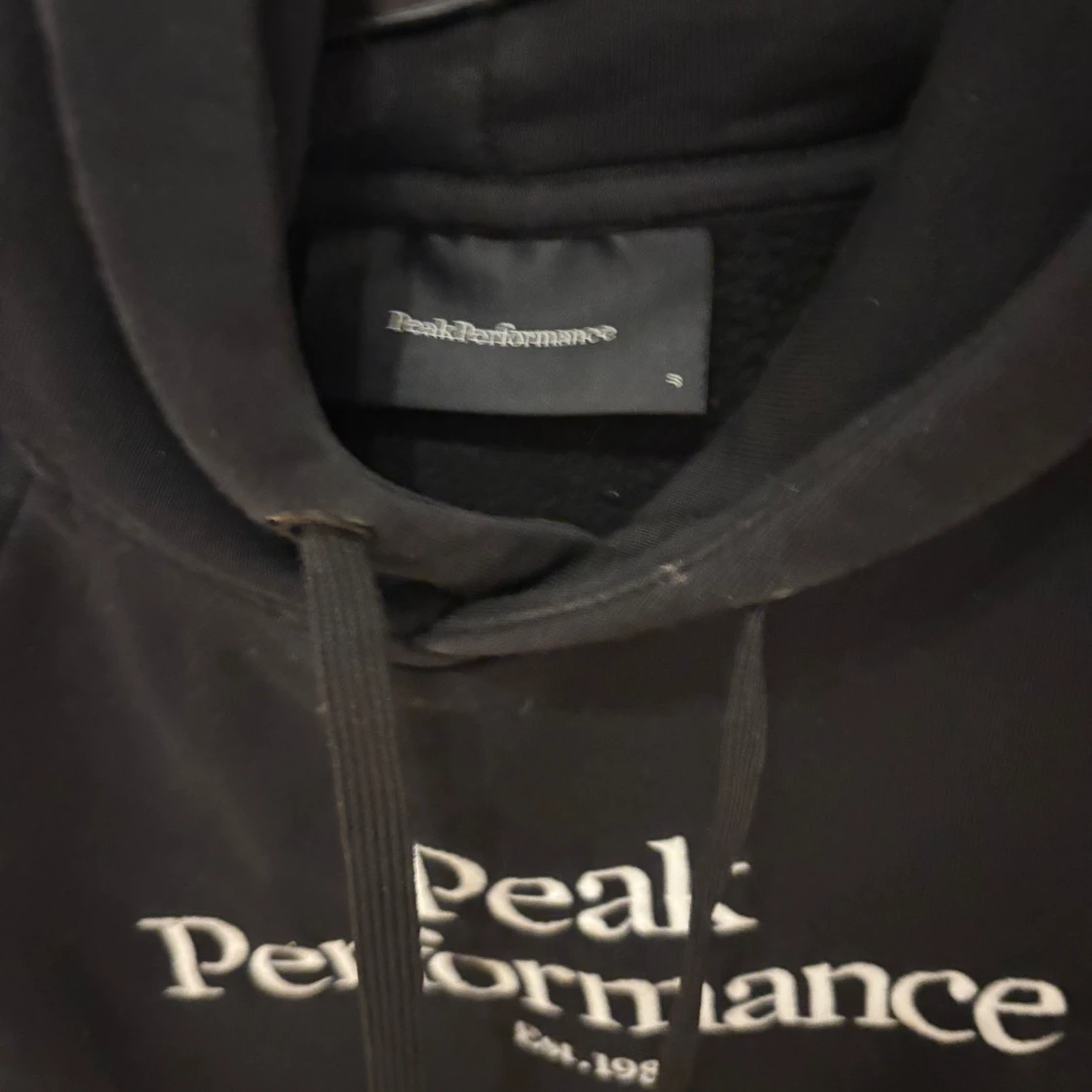 Svart hoodie från Peak Performance - 1