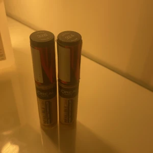L'Oréal Infaillible Concealer duo - Två L'Oréal Infaillible 24H More Than Concealer i nyanserna 324 Oatmeal och 326 Vanilla. Flytande formula med täckande applikator, perfekt för att dölja mörka ringar och ojämnheter. Smidig tub med silvriga och röda detaljer.