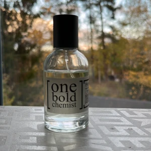 Béchamps 1.0 Eau de Parfum - En eau de parfum med kryddig och söt känsla. Doften kombinerar kardemumma och toffee över en bas av vetiver och amber. Perfekt för dig som vill sticka ut med något unikt och modernt. Perfekt till vintern. Ungefär 40ml kvar skulle jag tro 