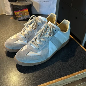 Maison margiela GATS - Säljer dessa då de inte riktigt passa så bra på mig som jag trodde.. riktigt gott skick på de lite smutsiga kanske men kan tvätta om det så önskas. Pris kan såklart diskuteras vid snabb och smidig affär!