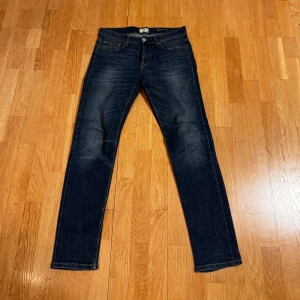 Mörkblå slim jeans från Kappahl - Snygga mörkblå jeans från Kappahl i X-Slim modell med stretch. 
