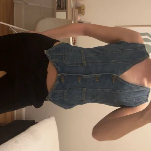 Jeansväst  - Så himla fin väst i denim från JJXX, i storlek S. Helt ny med prislapp kvar. Säljer då den tyvärr inte kommit till användning🤍