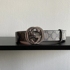 Gucci bälte  - Gucci bälte med snygg och unik design. Storlek 110. Helt by aldrig använd. Postar inom 24 timmar. Kan mötas upp i Stockholm. Skriv gärna för fler frågor eller bilder.