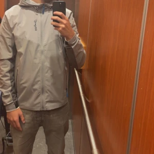 Sixties dress - Säljer en stilren grå tracksuit från SIXTIES  luva och dragkedja framtill.  Jackan är i storlek M och byxorna S    LIMITERAD !!!!