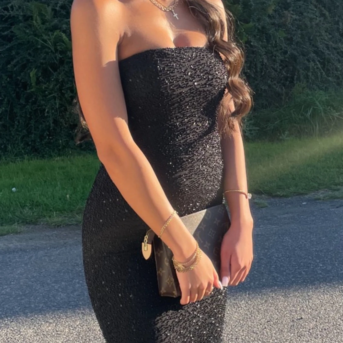 Glittrig svart axelbandslös långklänning - 4