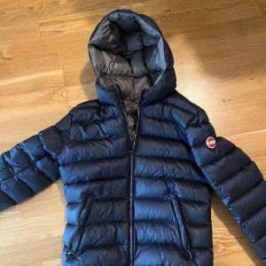 Colmar Jacka - Super fin mörkblå colmar jacka som är perfekt att ha nu i vinter! 💕