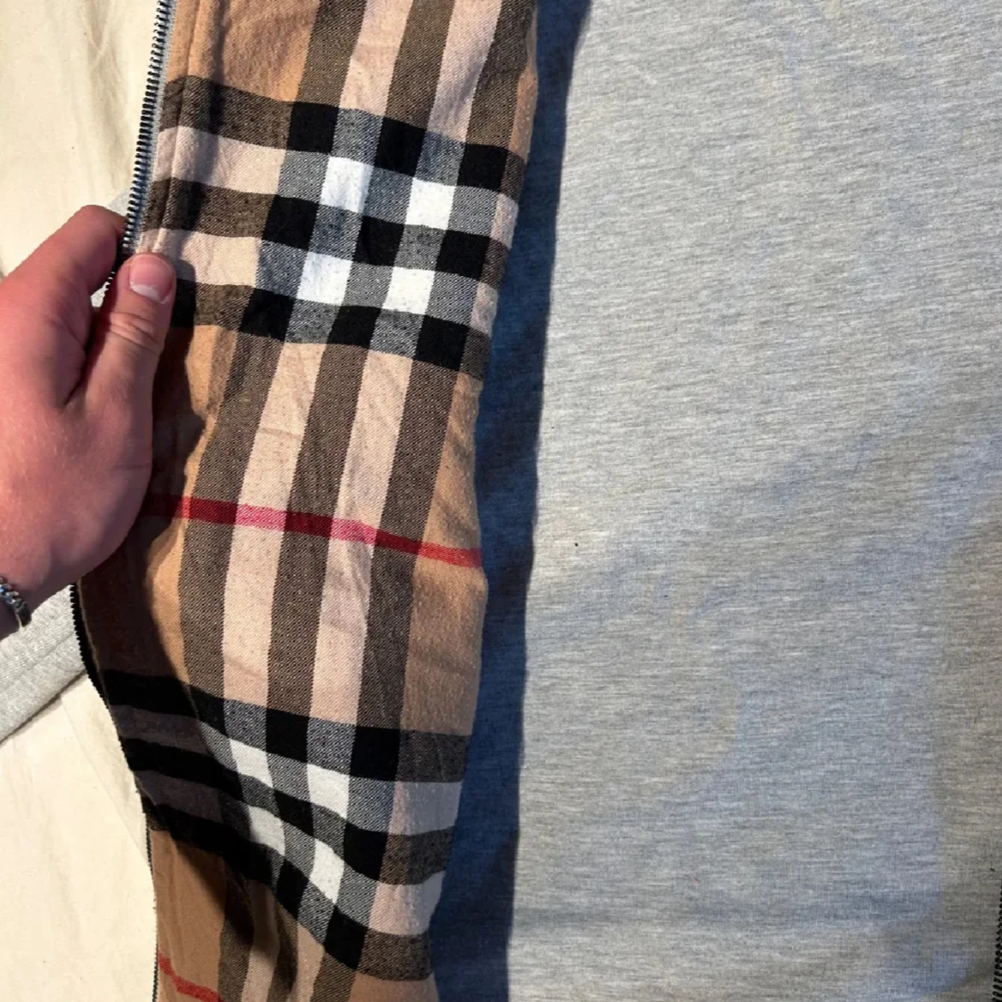 Grå Burberry hoodie med rutigt foder - 1
