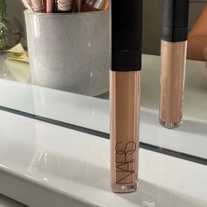 NARS Radiant Creamy Concealer Custard - Radiant Creamy Concealer från NARS i färgen Medium 1 Custard. Kommer i en genomskinlig tub med svart lock och applikator. Perfekt för att ljusa upp och täcka mörka ringar under ögonen eller små blemmor. Ger ett naturligt och fräscht resultat. Sälja pågrund av fel färg och är endast testad.