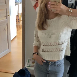 Stickad tröja från Mango - Superfin och trendig vit stickad tröja från Mango💕⭐️ toppen är i storlek xxs men passar mig som har xs! Slutsåld överallt📦