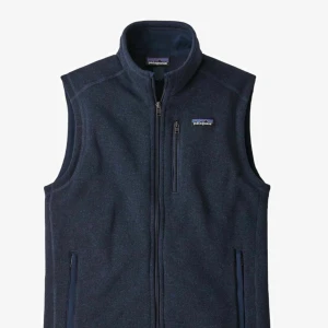 Mörkblå fleeceväst från Patagonia - Mysig mörkblå fleeceväst från Patagonia med hög krage och hel dragkedja framtill. Västen har tre fickor med dragkedja och en liten logga på bröstet. Perfekt för lager-på-lager och chill vardagsstil. Sicket är mycket bra på den använd 1 gång 