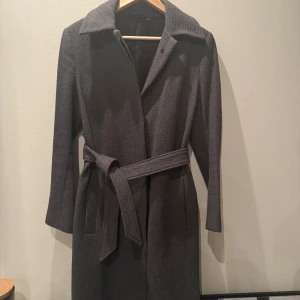 Grå kappa från Filippa K, Small - Äkta Filippa k kappa. Perfekt nu till hösten och vintern. Sömmen har gått upp precis inför jackan, men inget som syns och går o laga😊 skyddsfodral tillkommer. Nypris 4 900kr. Pris kan diskuteras