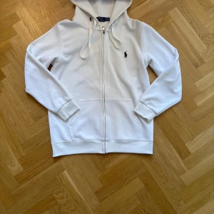 Vit Ralph Lauren zip hoodie - äkta, bra skick! - En tvärfet Ralph Lauren Hoodie i storlek L, knappt använd! Skriv bara om du har frågor eller funderingar •Fraktar inom 24h📦 •Pris kan diskuteras!