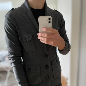 Mörkgrå Cardigan med knappar - Skick 8/10✅ skriv vid frågor eller funderingar!