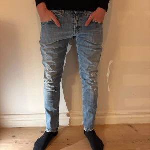 Dondup jeans  - Blå jeans från Dondup med snygga slitningar i Storlek 31                                     Längd 100cm, midja 40cm