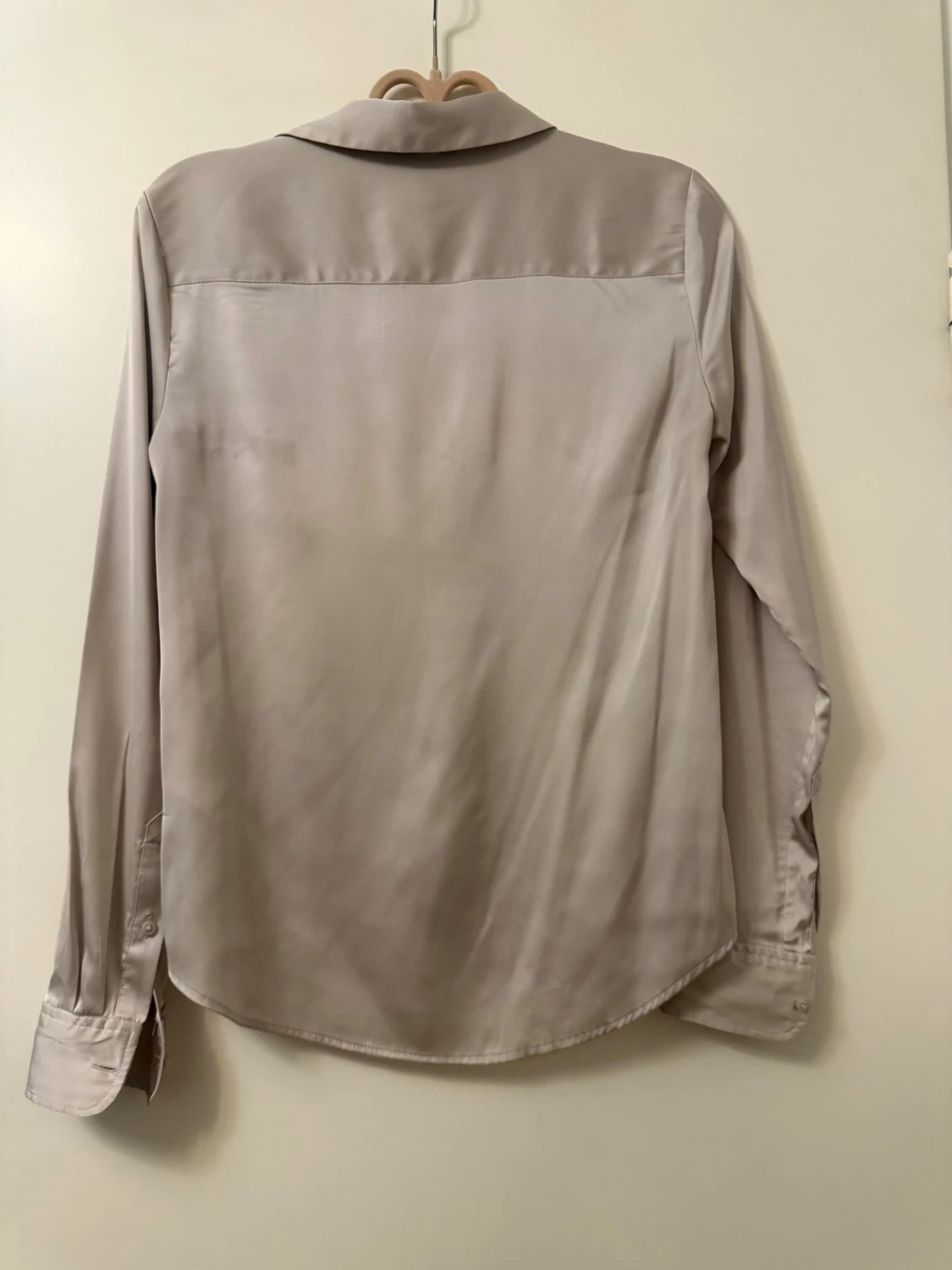 Champagnefärgad satinblus med knappar - 1