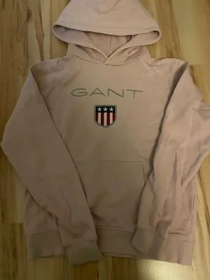 Gant tröja  - Säljer en fin rosa GANT tröja i mjukt och bekvämt material. Klassisk modell med broderad GANT-logga på bröstet. Perfekt för både vardag och skola, och funkar lika bra som ett extra lager nu under vintern.