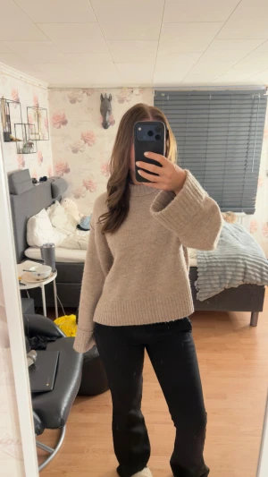 Beige stickad tröja med vida ärmar - Helt slutsåld. Nypris 399kr. Använd max 2ggr💞