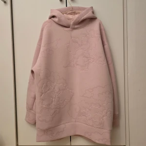 H&M Nicki Minaj rosa hoodie - 🌷FÖRST TILL KVARN!🌷 Härlig rosa hoodie från H&M kollektion i sammarbete med artisten Nicki Minaj! Super unik med moln mönster både mönstrat och broderad. Fint skick med några tråddragningar på den som fanns när jag köpte den, de syns på de sista bilderna. VILL BLI AV MED ASAP!