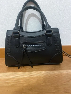 Svart handväska med dragkedja - 💕INTRESSEKOLL,SKRIV INNAN OM NI VILL KÖPA 💕på denna jätte snygga väskan från Gina tricot,den säljs inte längre och är använd fåtal gånger.