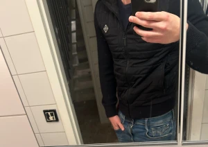 J lindeberg cardigan - Säljer denna skit feta cardigan,  hör av dig ifall du har frågor eller funderingar😊