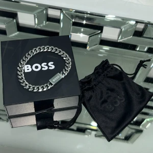 Ny BOSS armband silver - Ny BOSS armband silver med original kartong medföljer och original förvaringspåse   Ring 0769313289 eller pm