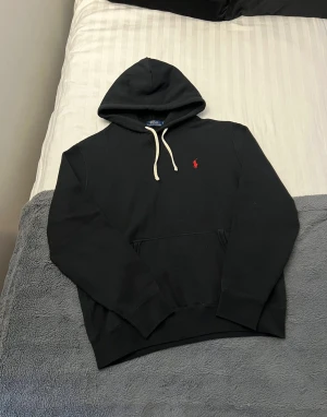 Svart Ralph Lauren Hoodie  - Svart Ralph Lauren Hoodie. Otroligt skick, som ny. Storlek M, kan även passa en större S. Hör gärna av er vid funderingar! Perfekt för vinterkylan🙌🏻