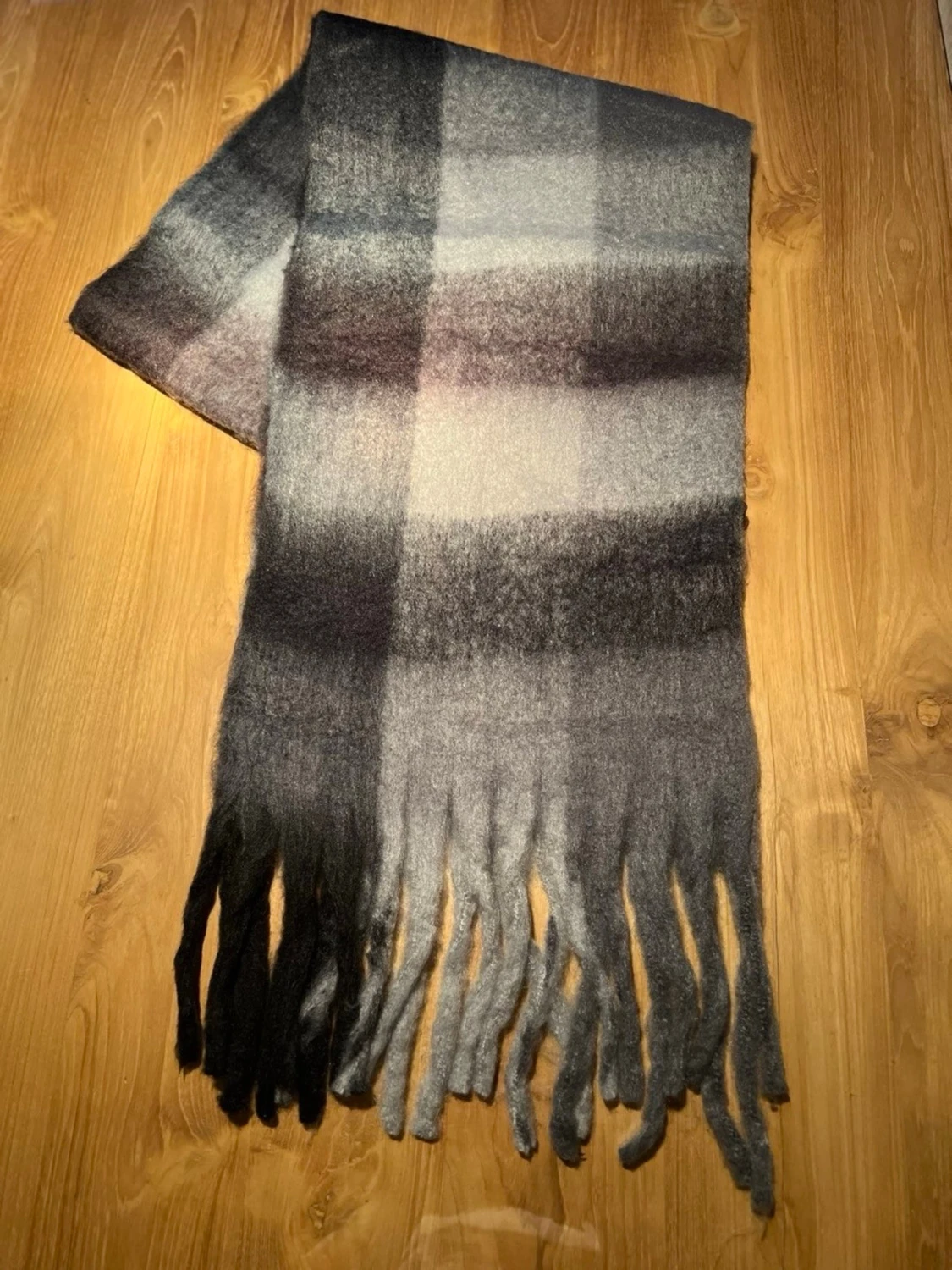 Grå och svart rutig ullhalsduk - 1