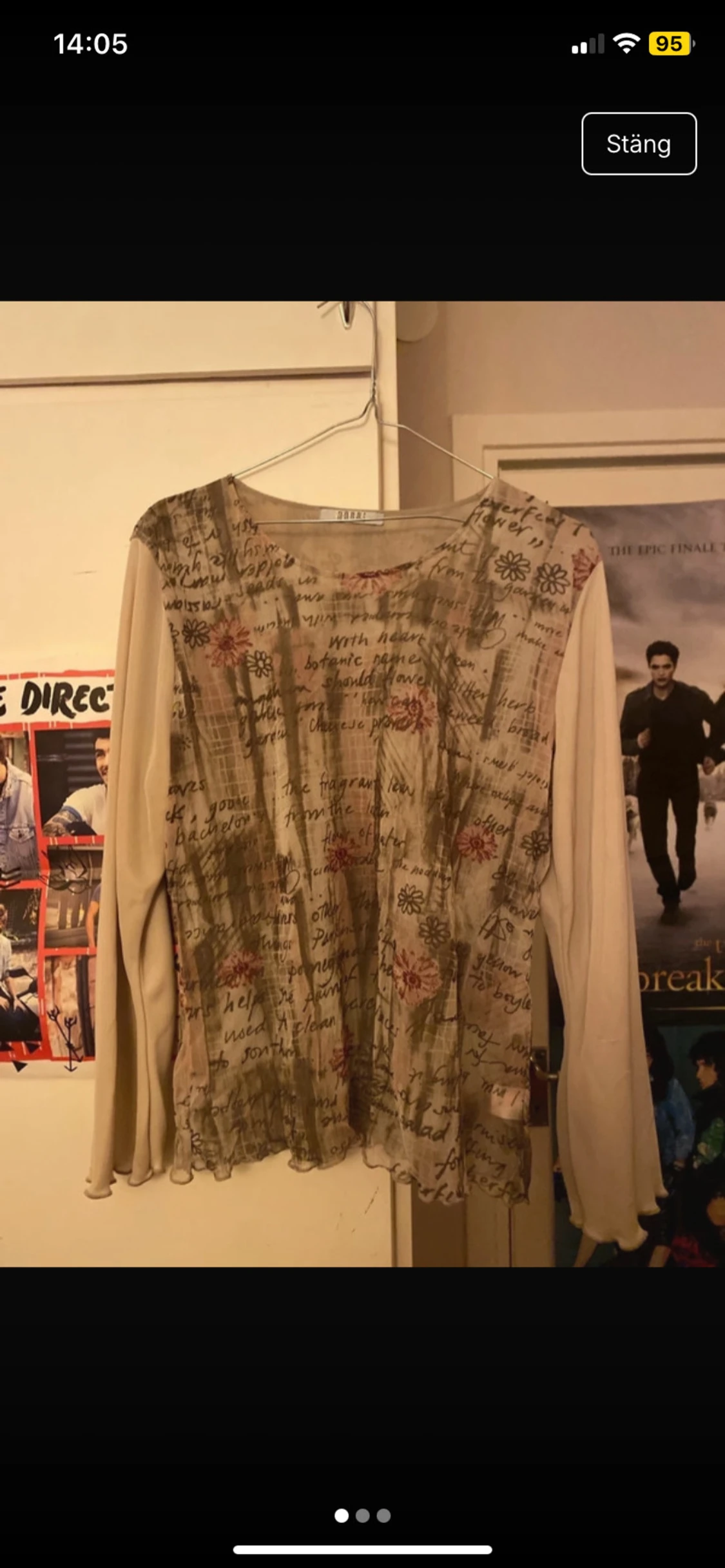 Beige blus med blommigt och textmönster från Dondi