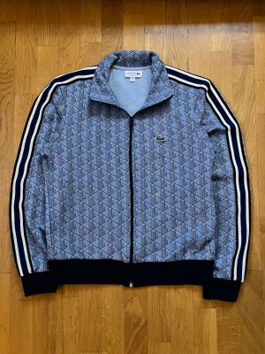 Lacost zip  - En snygg lacost zip size S-M priset är inte fast i sten och den är bara att skriva om du undrar något 