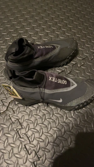 NIKE ACG GORE- TEX MOUNTAIN FLY - Helt nya bara testade hemma, lite för stora. Nypris 2350kr medföljer box och lappen kvar. Riktigt bra skor vattentäta bra för utomhus träning löpning eller promenad när det är blött ute. Riktigt sköna 