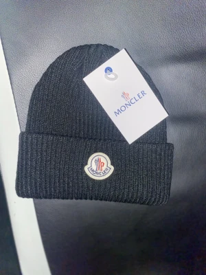 Moncler mössa svart  - Fick den av min bror i födelsedagspresent den var dock inte jätte snygg på mitt huvud då jag har ganska stort 