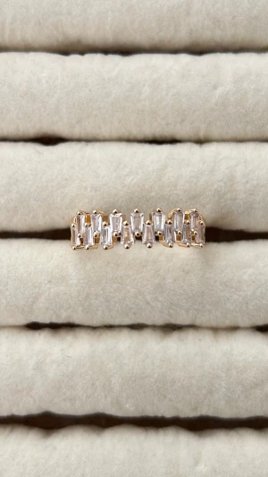 Diamant ring  - Massa nya ringar i lager!! Ringarna är guld/silver pläterade och är justerbara vilket innebär att de passar alla! Skötselråd medföljer! Skriv för specifika bilder och pris då vissa är billigare än andra! Kontakta vid intresse av köp! 💓