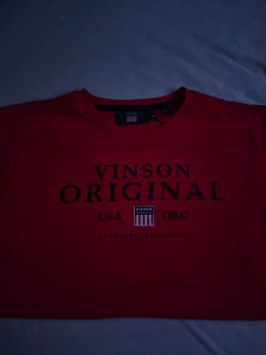 Röd t-shirt med tryck - Oanvänd i strl XS!