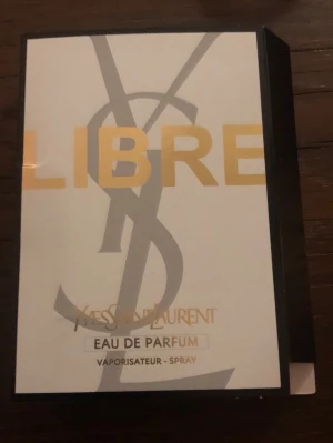 YSL Libre Eau de Parfum 1,2 ml - Trendig och ikonisk parfym från YSL. Libre Eau de Parfum ger en lyxig känsla och passar perfekt för dig som vill sticka ut. Snygg förpackning som gör sig bra på hyllan. 1,2 ml
