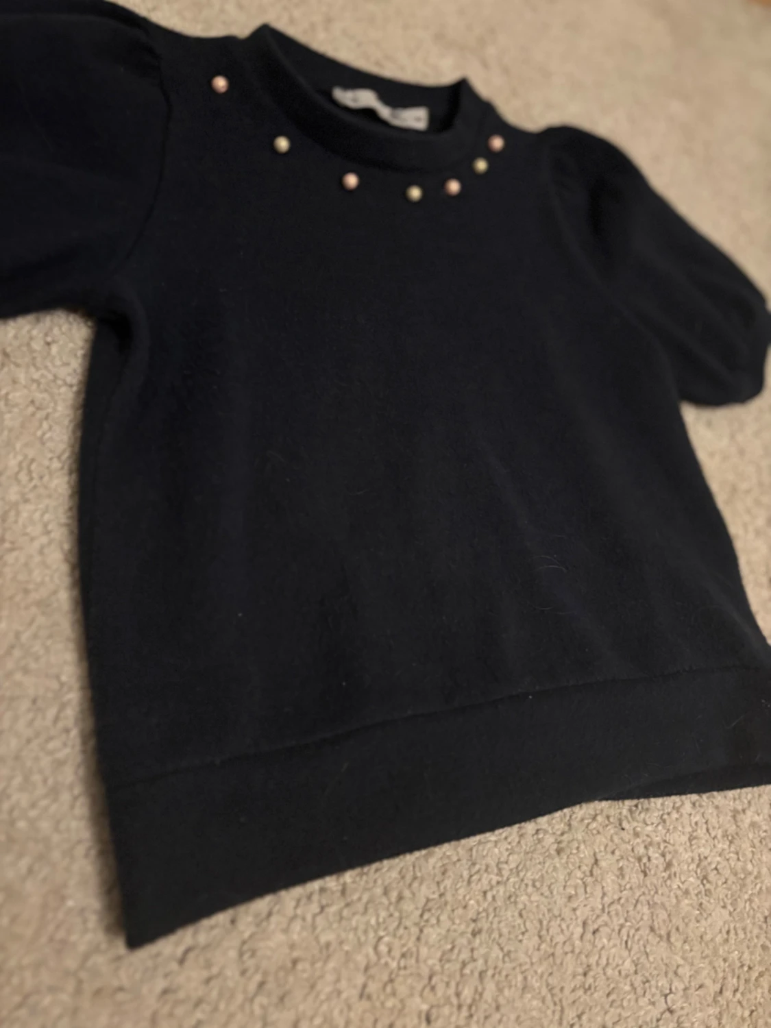 Marinblå T-shirt med puffärmar med pärlor tröja från lager från 157 - 3