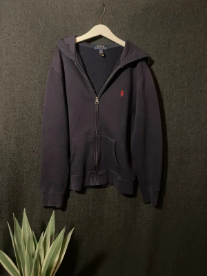 Blå polo Ralph lauren tröja - En skön tröja från polo passar dig som gillar märkeskläder