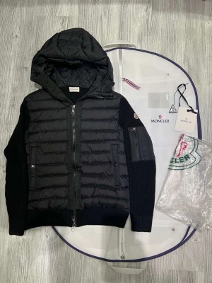 Moncler cardigan  - Hejsan! Jag säljer nu min moncler jacka som är i jättefint skick den är andvänt väldigt lite och sparsamt den har inga defekter eller liknande, dustbag moncler plastpåse och og taggarna ingår med den. Den är äkta och köpt ifrån Nk och kvittot finns kvar, priset kan diskuteras och köp den me PostNord, hör av dig vid minsta lilla fundering!😄🙌