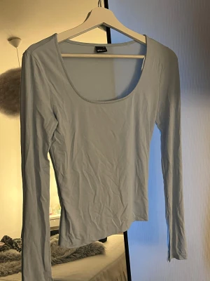 Ljusblå långärmad  - Det är en ljusblå långärmad som endast är använd ett fåtal gånger. Den är i bra skick! 