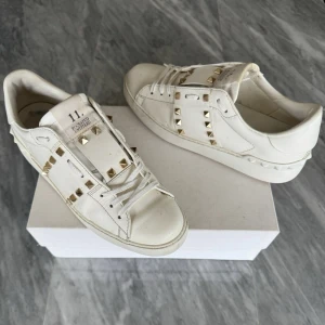 Valentino Rockstud skor  - Valentino Rockstud skor - Skick: Använda fåtal gånger - Tillbehör: Valentino dustbag - Nypris: 6000kr - TrendWardrobe