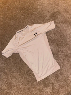 Under armour tränings tröja  - En enkel gym tröja för vem som helst passar inte mig så det är anledningen till varför jag säljer