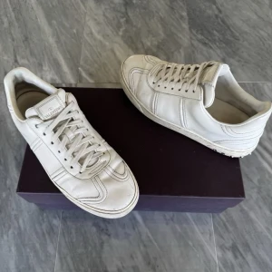 Valentino Flycrew skor  - Valentino Flycrew - Skick: Bra skick, saknar två nitar  - Tillbehör: Valentino kort  - Nypris: 6000kr - TrendWardrobe