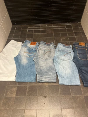Jeans bulk - Säljer fem par jeans. Alla ligger ute i min profil. Så denna annons går ej att köpa. Storlekarna är från w27-w33 ungefär. Desto mer par du köper, desto billigare blir de