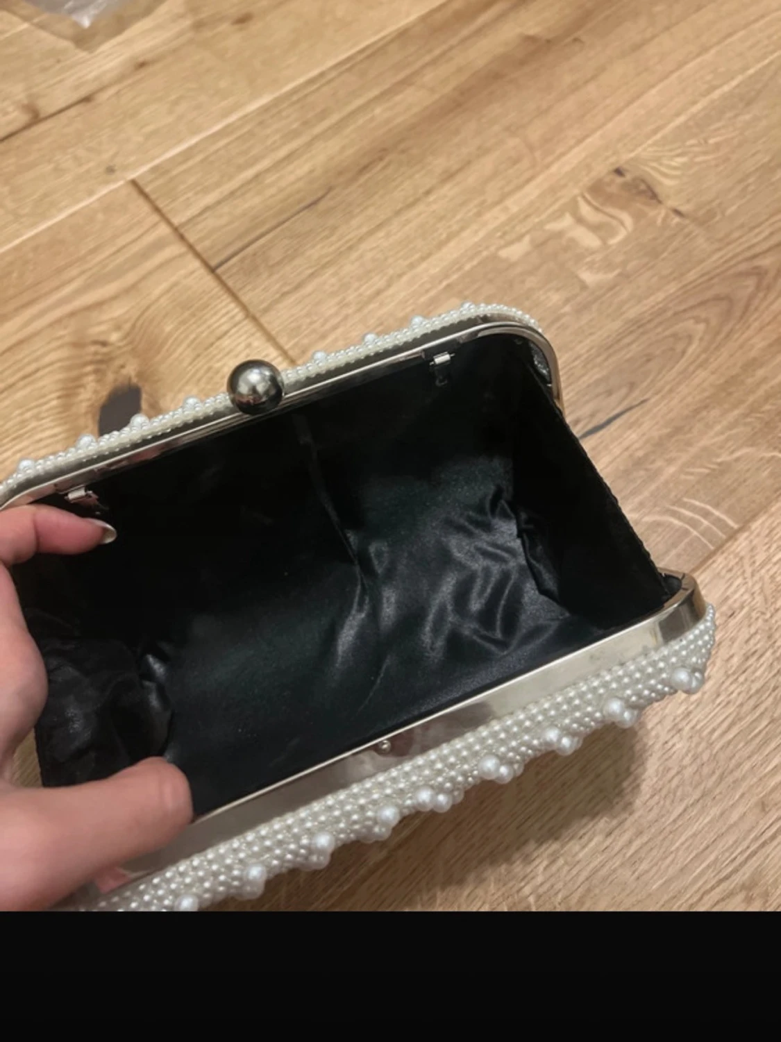 Vit pärlbeströdd kuvertväska - 1